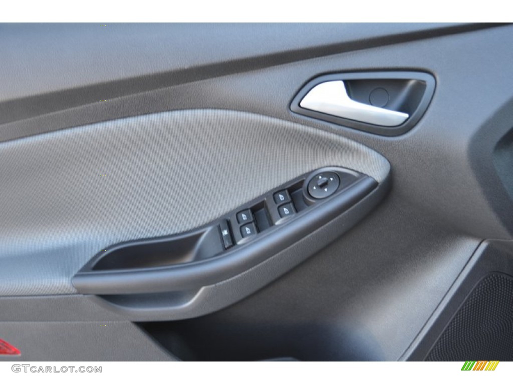 2014 Focus SE Sedan - Sterling Gray / Charcoal Black photo #4