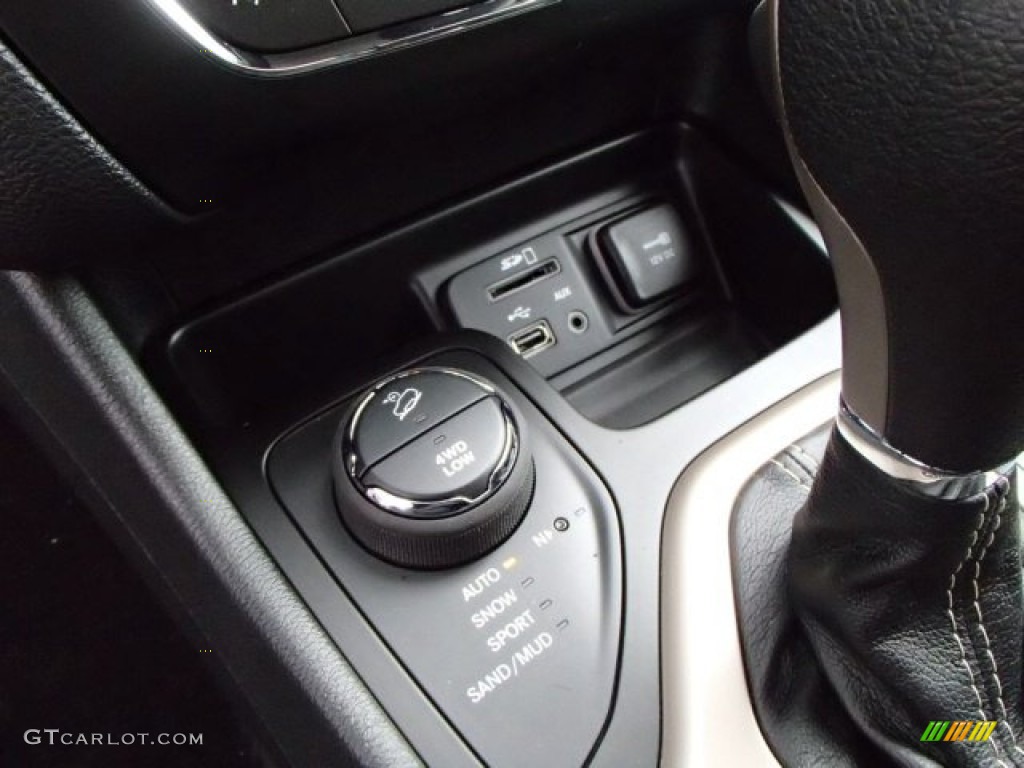 2014 Jeep Cherokee Latitude 4x4 Controls Photo #87732363