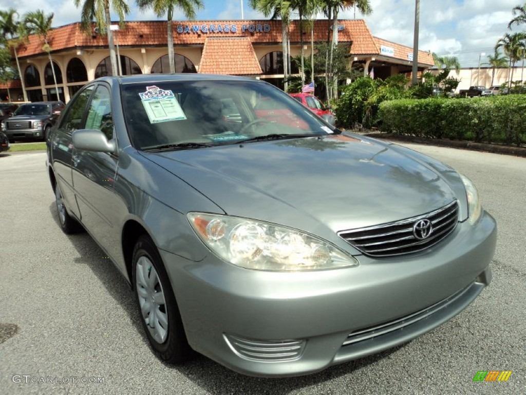 2005 Camry LE - Mineral Green Opalescent / Gray photo #2