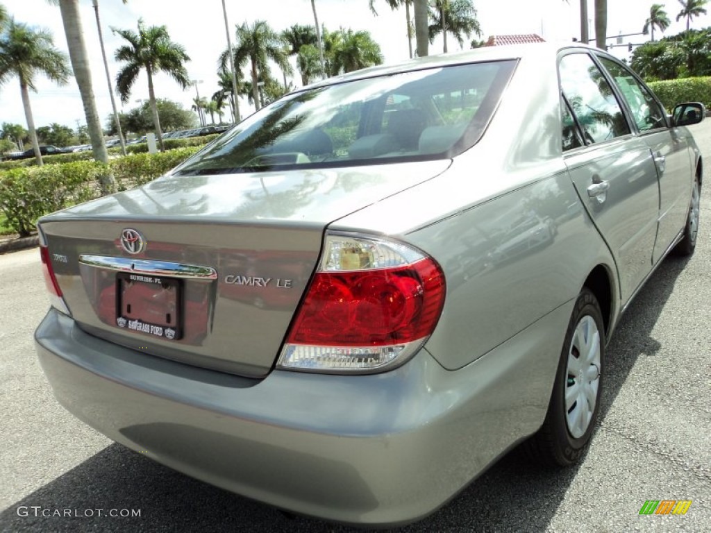 2005 Camry LE - Mineral Green Opalescent / Gray photo #6