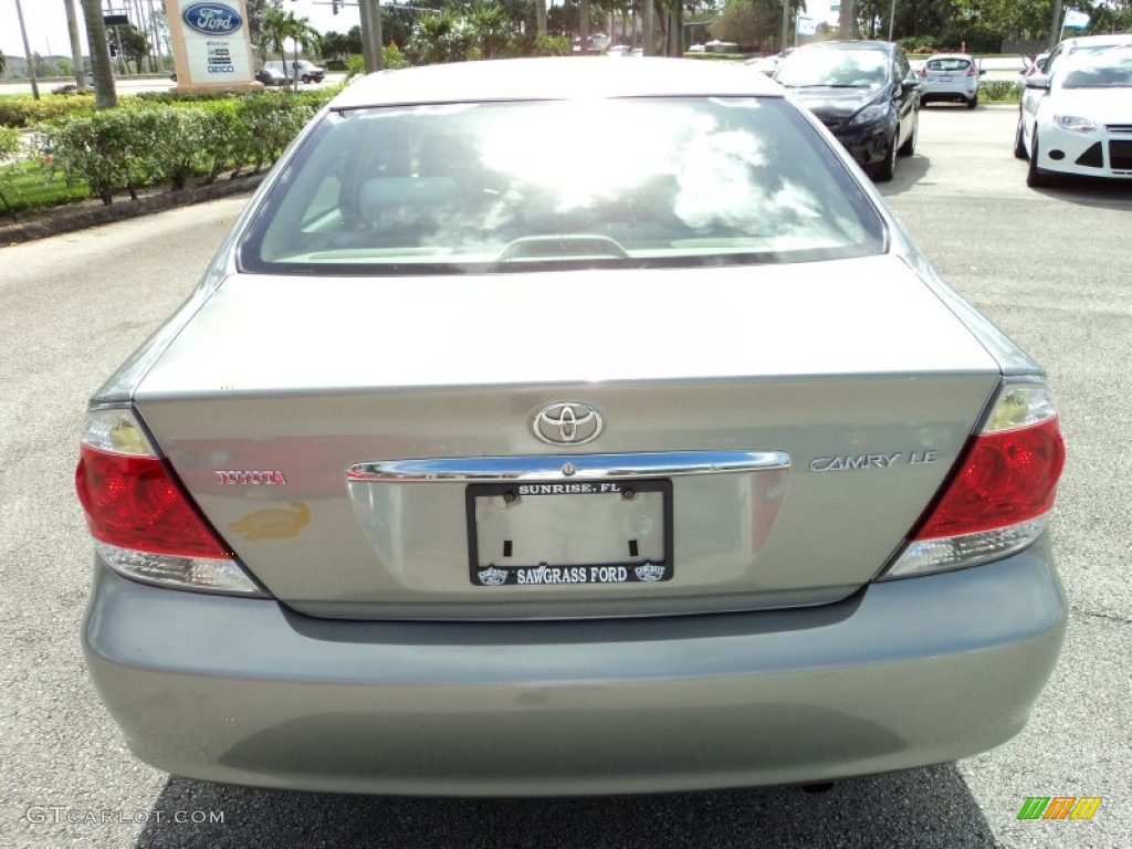 2005 Camry LE - Mineral Green Opalescent / Gray photo #7