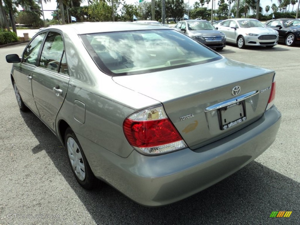 2005 Camry LE - Mineral Green Opalescent / Gray photo #9