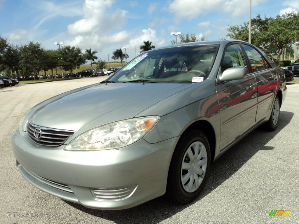 2005 Camry LE - Mineral Green Opalescent / Gray photo #13