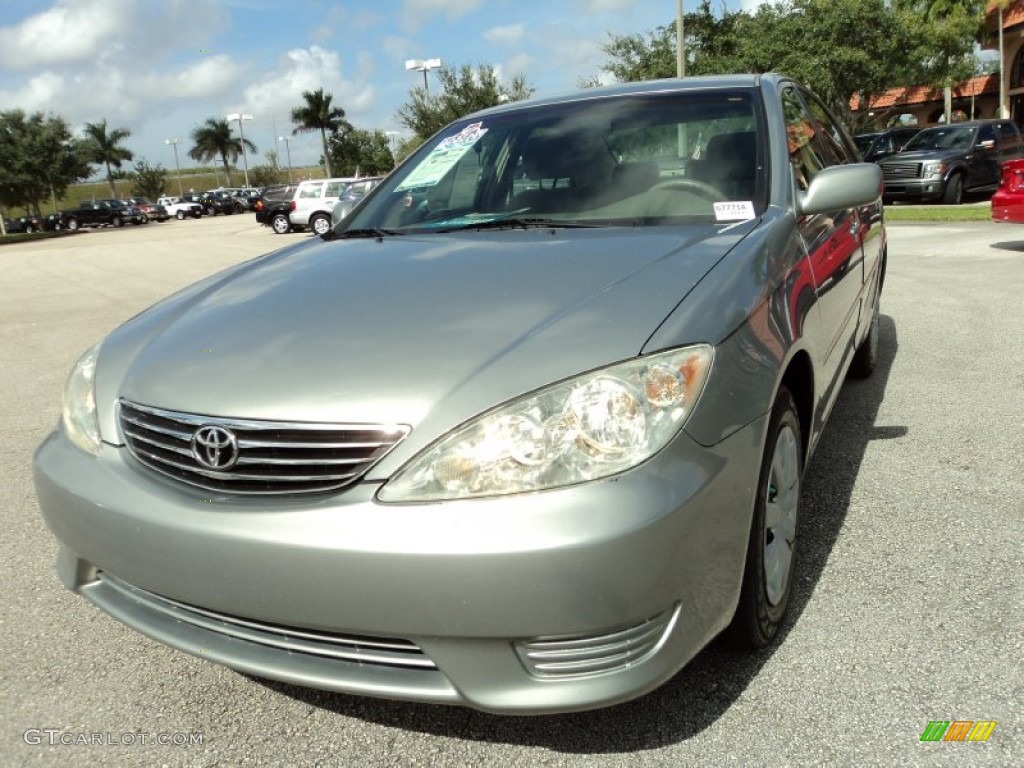 2005 Camry LE - Mineral Green Opalescent / Gray photo #14