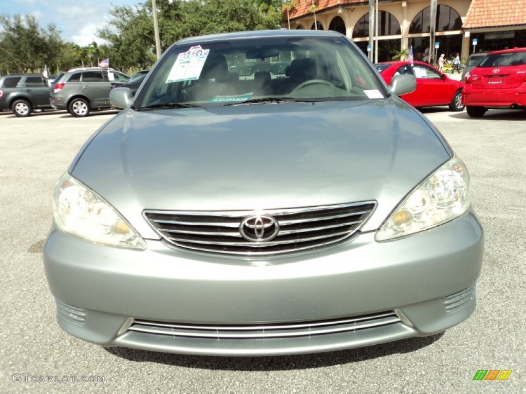 2005 Camry LE - Mineral Green Opalescent / Gray photo #15
