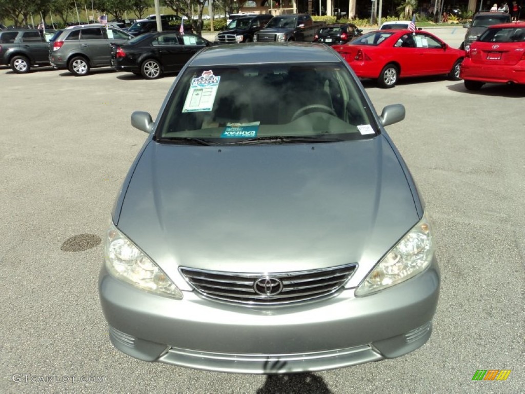 2005 Camry LE - Mineral Green Opalescent / Gray photo #16