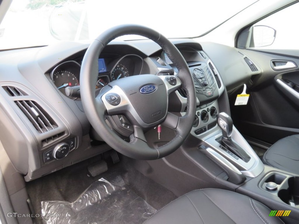 Charcoal Black Interior 2014 Ford Focus SE Sedan Photo #87743418