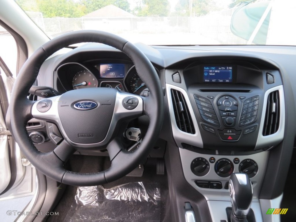 2014 Ford Focus SE Sedan Charcoal Black Dashboard Photo #87743490