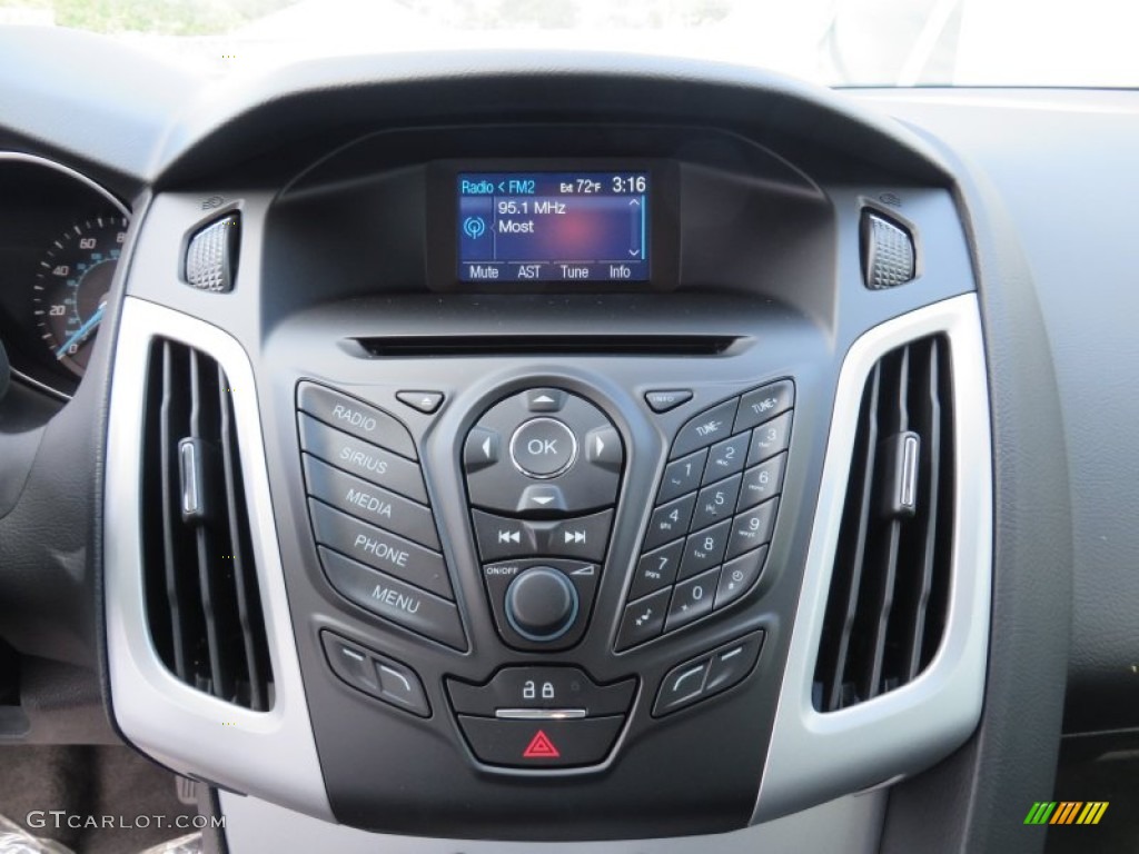 2014 Ford Focus SE Sedan Controls Photo #87743514