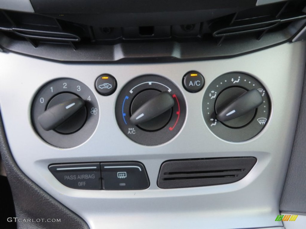 2014 Ford Focus SE Sedan Controls Photo #87743535