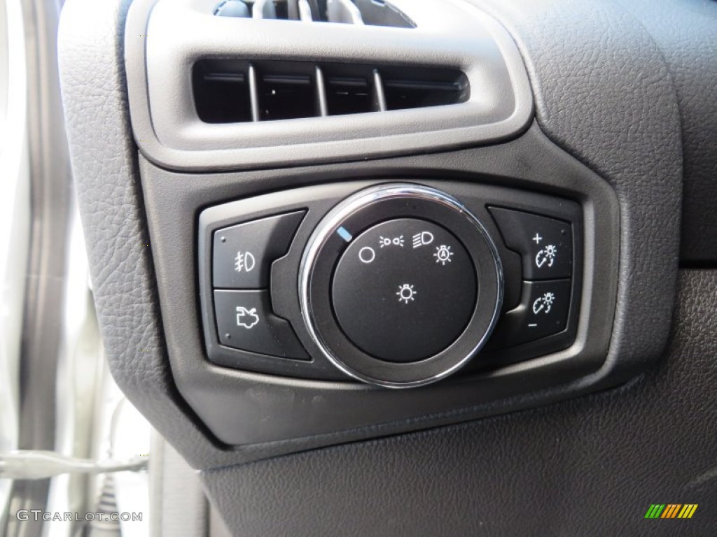 2014 Ford Focus SE Sedan Controls Photo #87743619