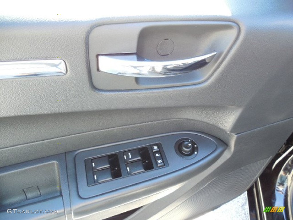 2010 300 Touring - Black / Dark Slate Gray photo #17