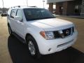 Avalanche White - Pathfinder LE 4x4 Photo No. 2