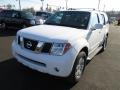 Avalanche White - Pathfinder LE 4x4 Photo No. 3