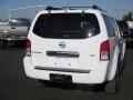 Avalanche White - Pathfinder LE 4x4 Photo No. 30