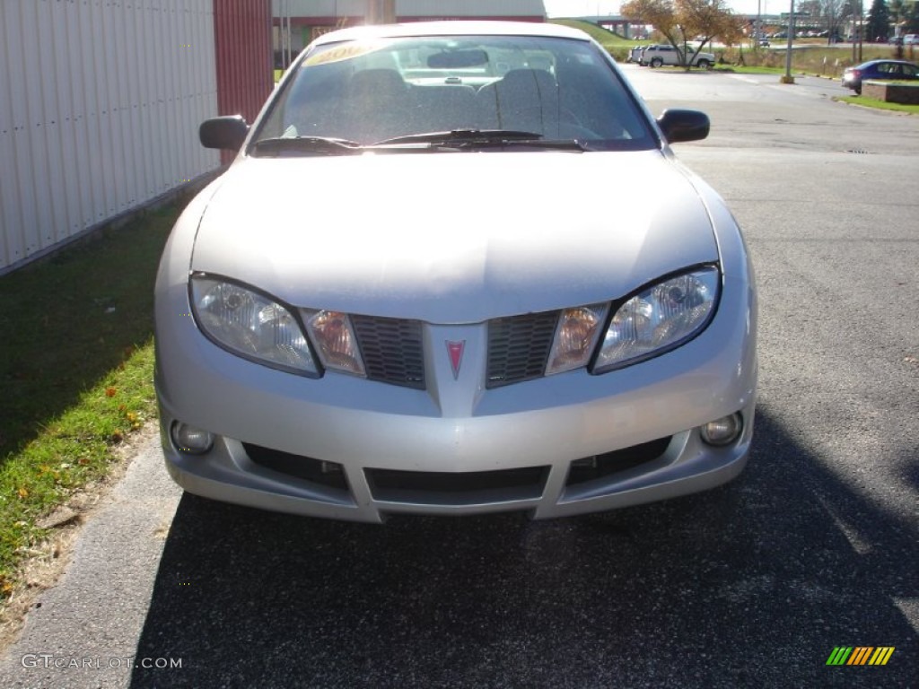 2004 Sunfire Coupe - Ultra Silver Metallic / Graphite photo #5