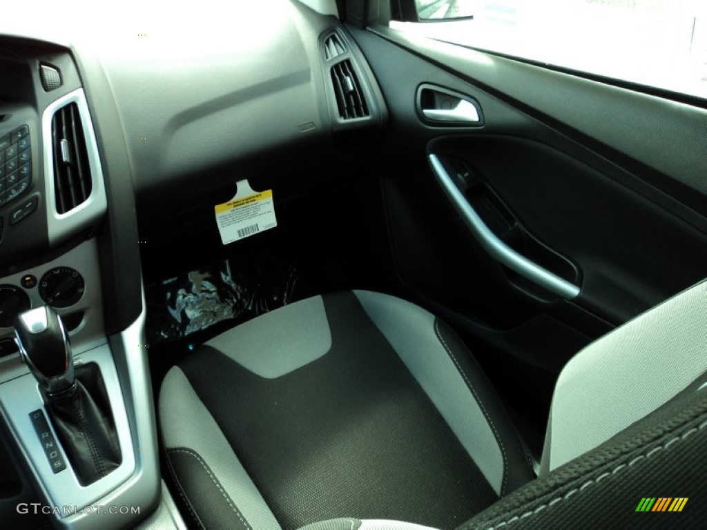 2012 Focus SE Sport Sedan - Sterling Grey Metallic / Two-Tone Sport photo #26