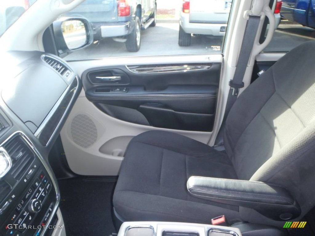 2011 Town & Country Touring - Sapphire Crystal Metallic / Black/Light Graystone photo #20