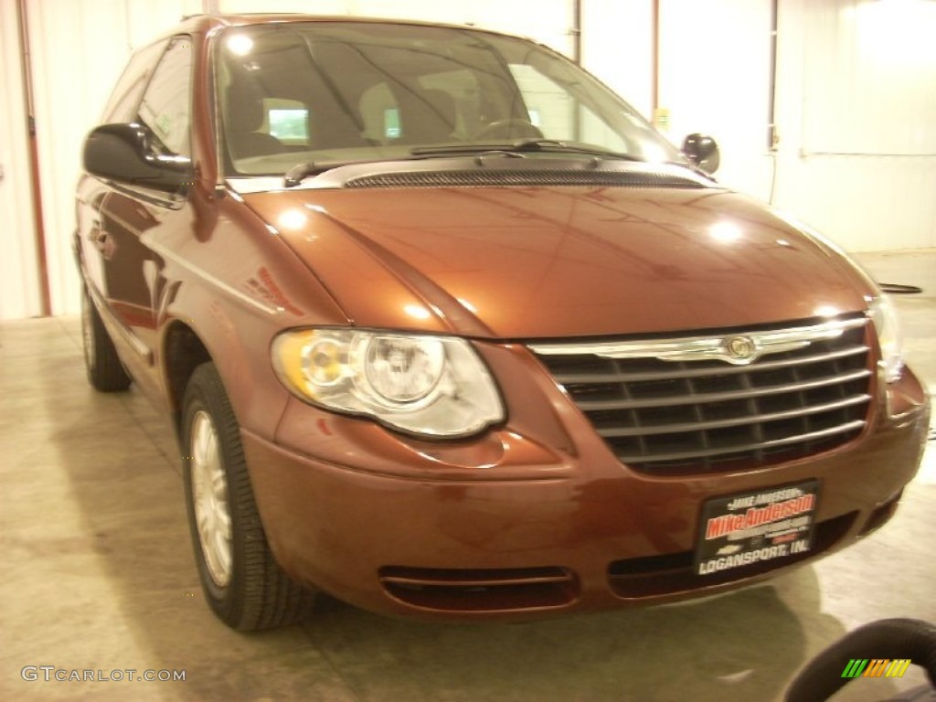 2007 Town & Country Touring - Cognac Crystal Pearl / Dark Khaki/Light Graystone photo #14