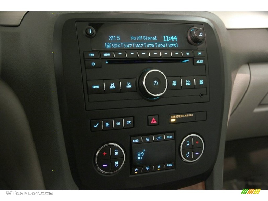 2010 Buick Enclave CXL Controls Photo #87813095