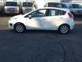 Oxford White - Fiesta SE Hatchback Photo No. 4