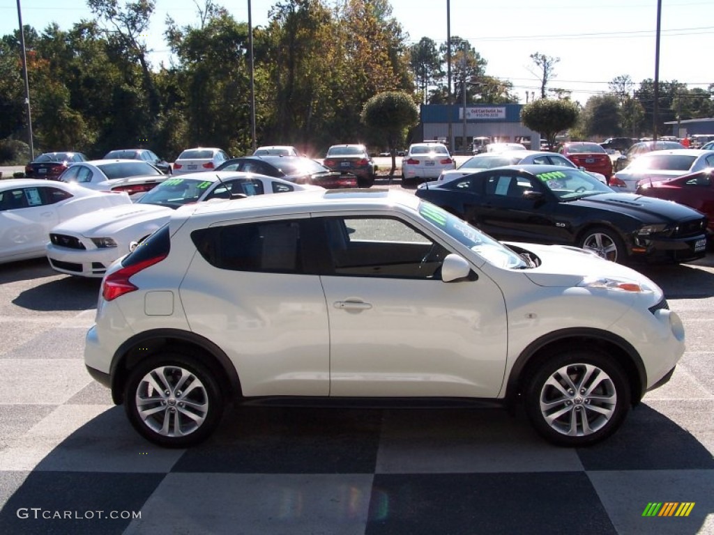 2011 Juke SV - White Pearl / Black/Silver Trim photo #3