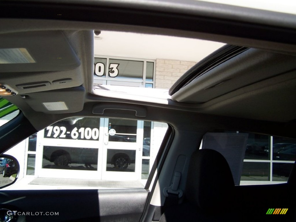 2011 Juke SV - White Pearl / Black/Silver Trim photo #11