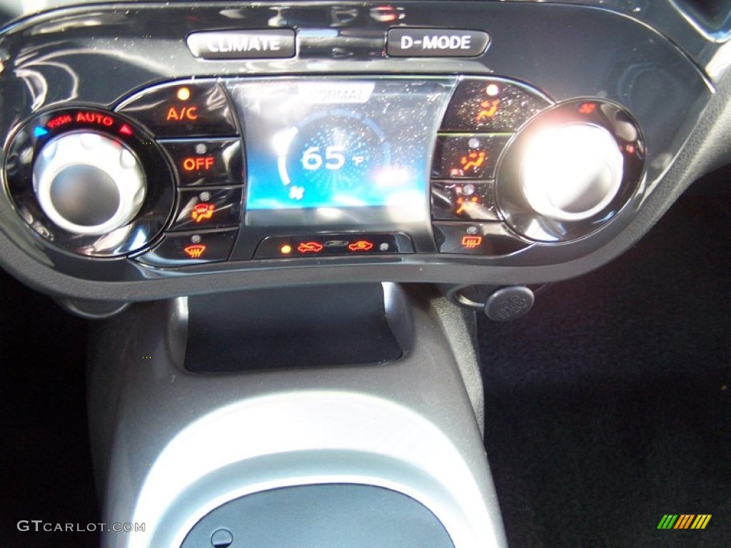 2011 Juke SV - White Pearl / Black/Silver Trim photo #18