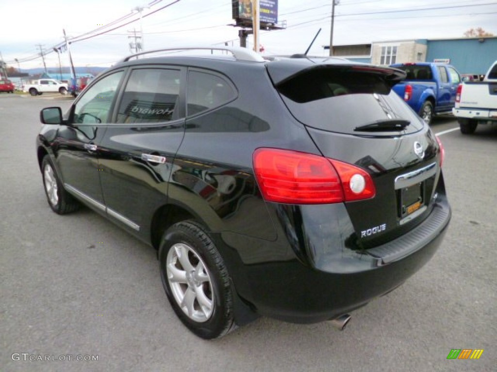2011 Rogue SV AWD - Wicked Black / Gray photo #9