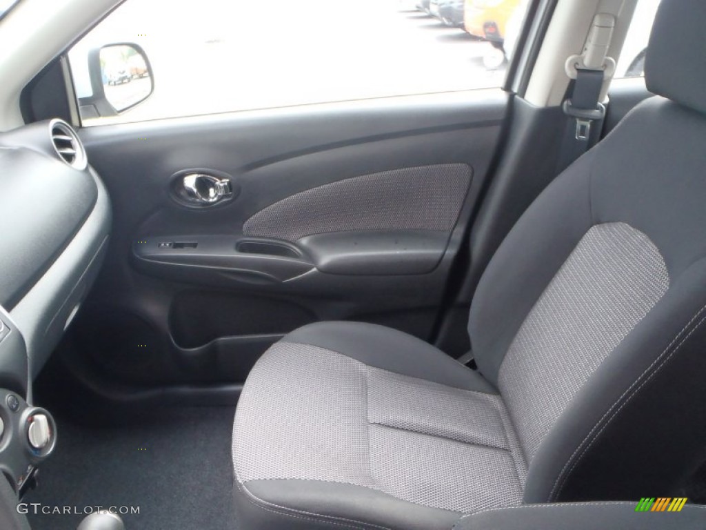 2014 Versa 1.6 SV Sedan - Brilliant Silver / Charcoal photo #17