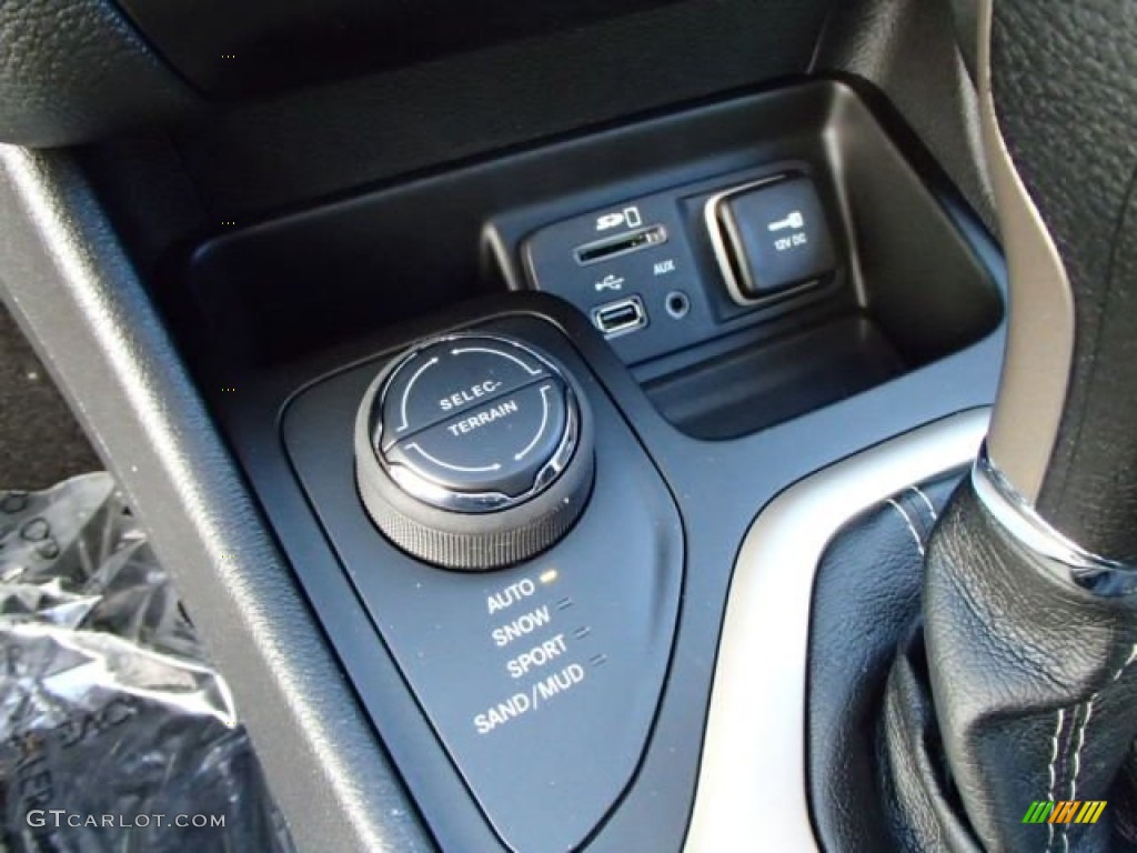 2014 Jeep Cherokee Latitude 4x4 Controls Photo #87879895