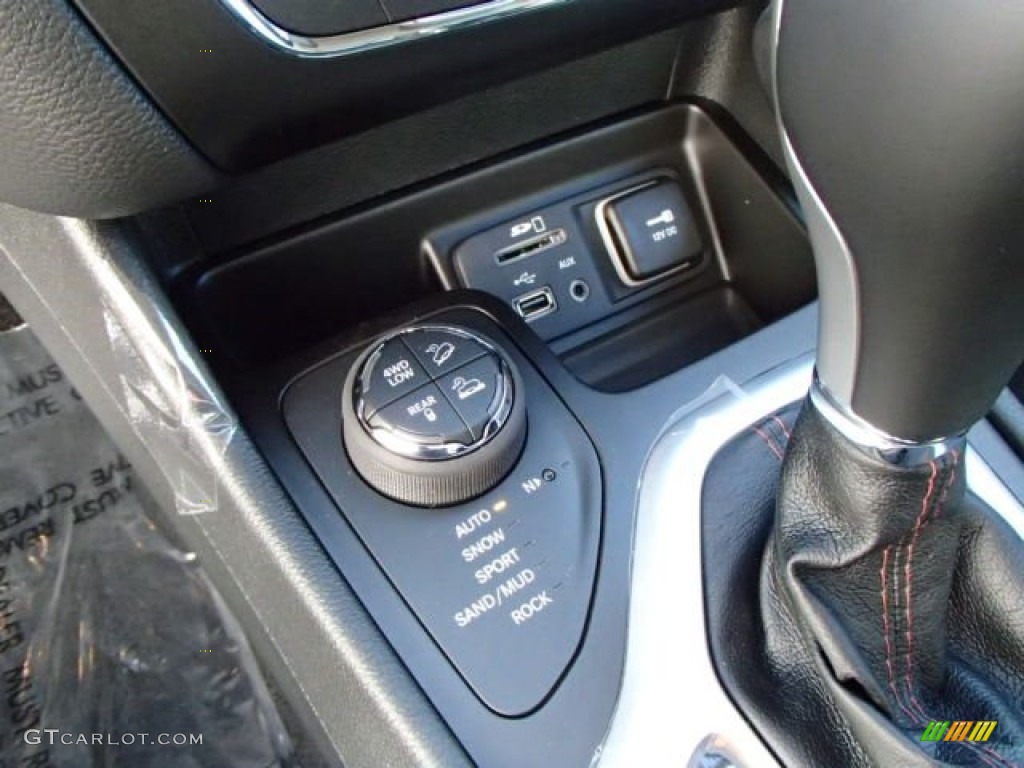 2014 Jeep Cherokee Trailhawk 4x4 Controls Photo #87882178