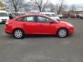 Race Red - Focus SE Sedan Photo No. 8