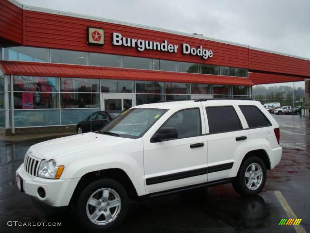 2005 Grand Cherokee Laredo 4x4 - Stone White / Medium Slate Gray photo #1