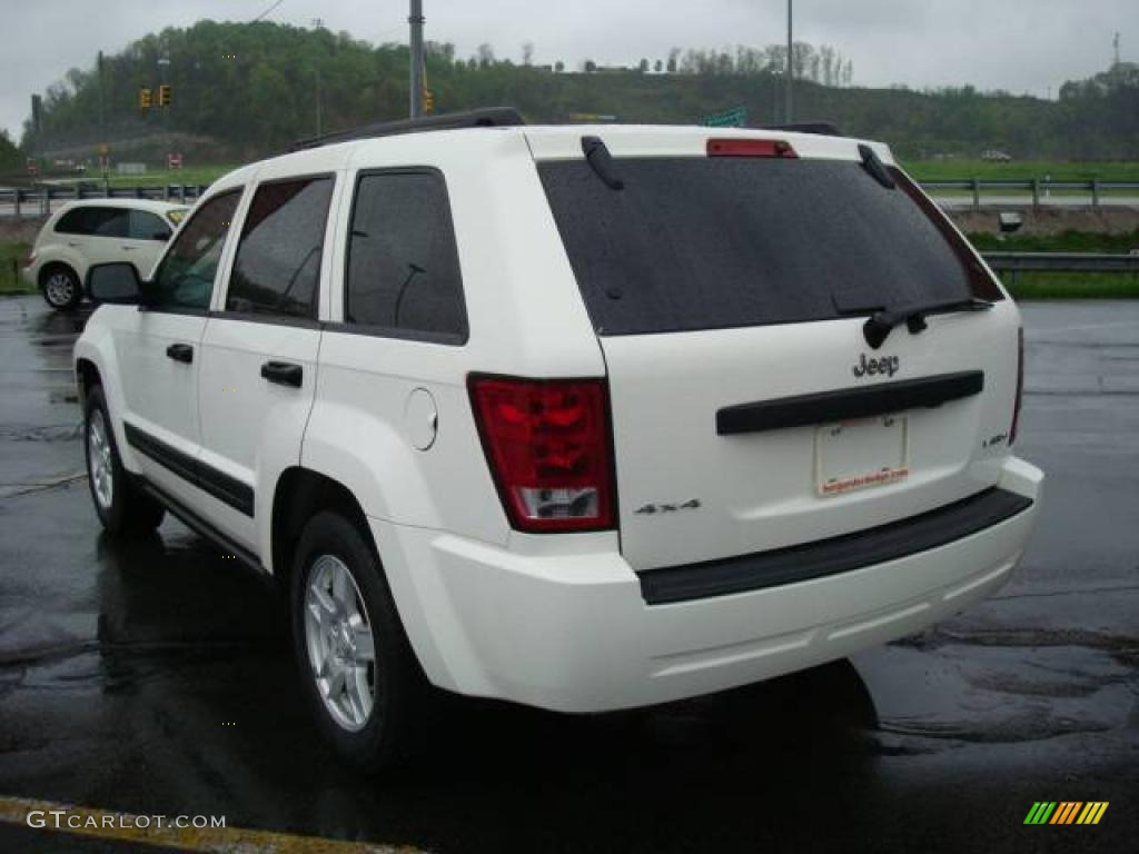 2005 Grand Cherokee Laredo 4x4 - Stone White / Medium Slate Gray photo #3