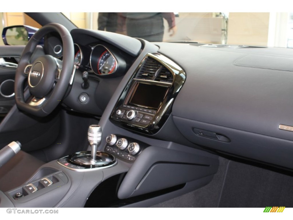 2014 R8 Spyder V10 - Sepang Blue Pearl Effect / Black photo #31