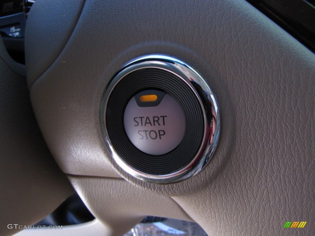 2014 Nissan Pathfinder Hybrid SL Controls Photos