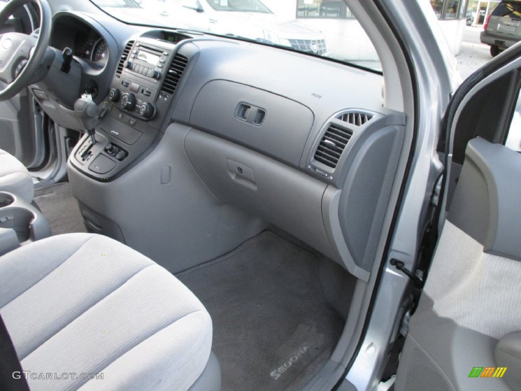2007 Sedona LX - Silver / Gray photo #18