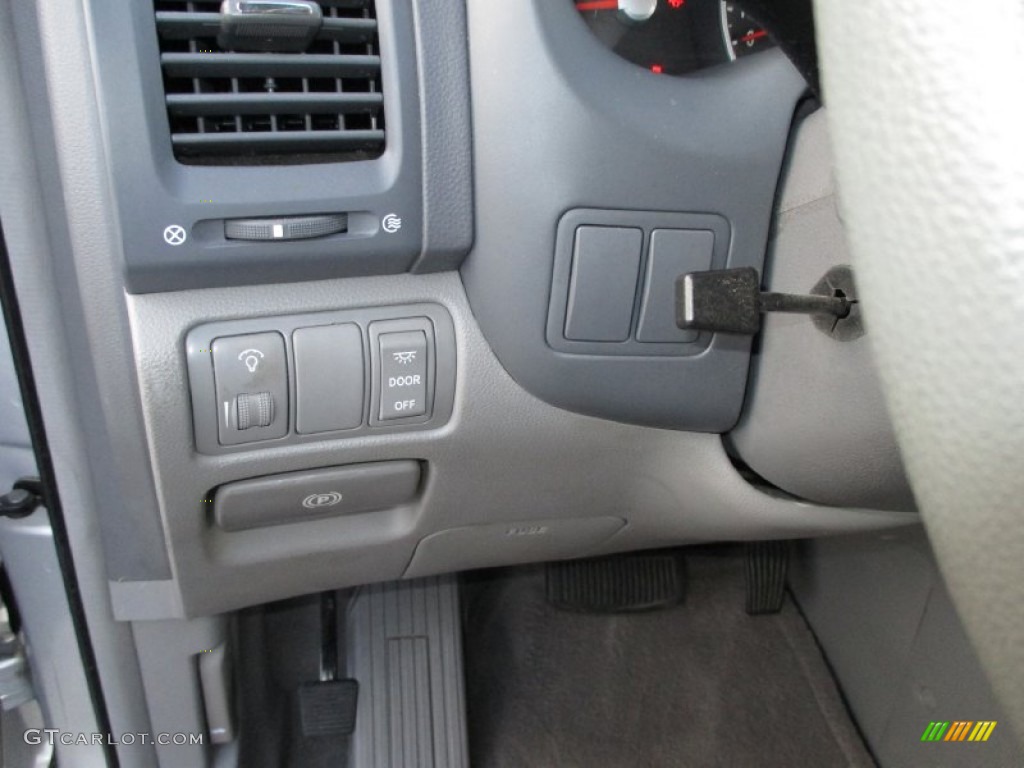 2007 Sedona LX - Silver / Gray photo #29