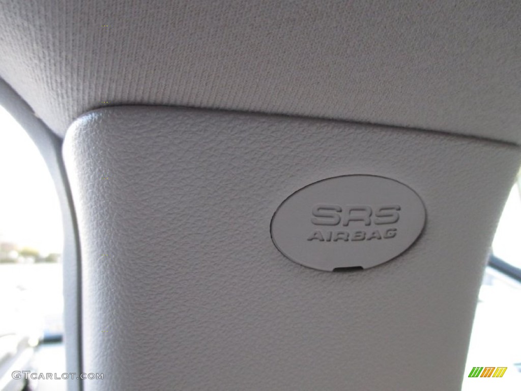 2007 Sedona LX - Silver / Gray photo #38