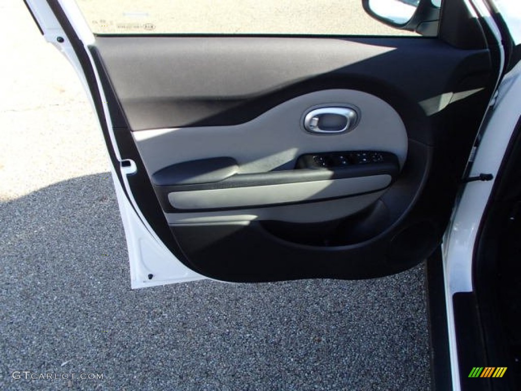 2014 Kia Soul + Gray Two-tone Honeycomb Woven Cloth Door Panel Photo #87948306