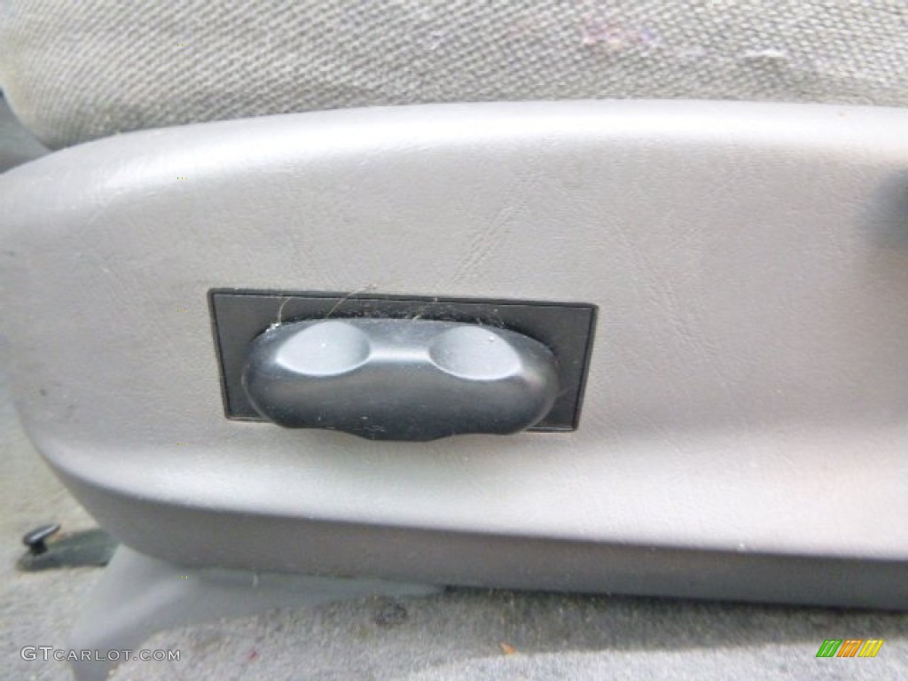 2003 Taurus SE - Vibrant White / Dark Charcoal photo #12