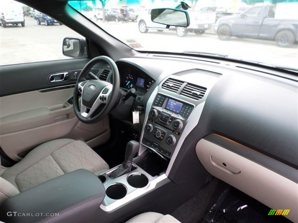 2014 Explorer FWD - Oxford White / Medium Light Stone photo #11