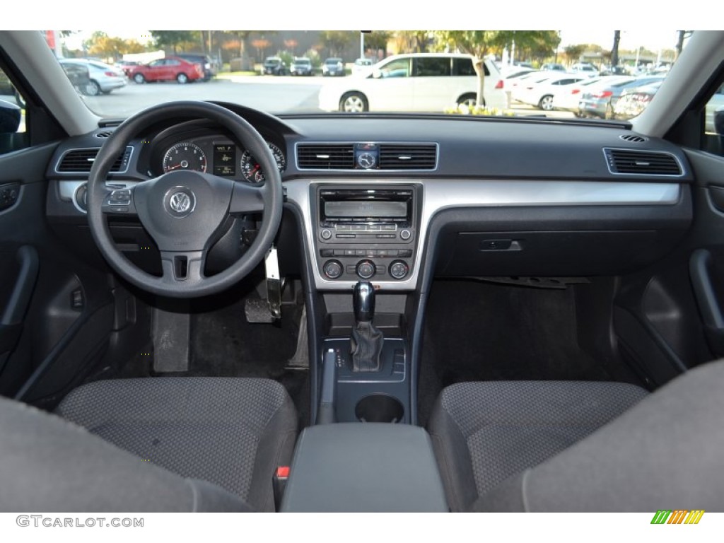 2013 Passat 2.5L S - Night Blue Metallic / Titan Black photo #14