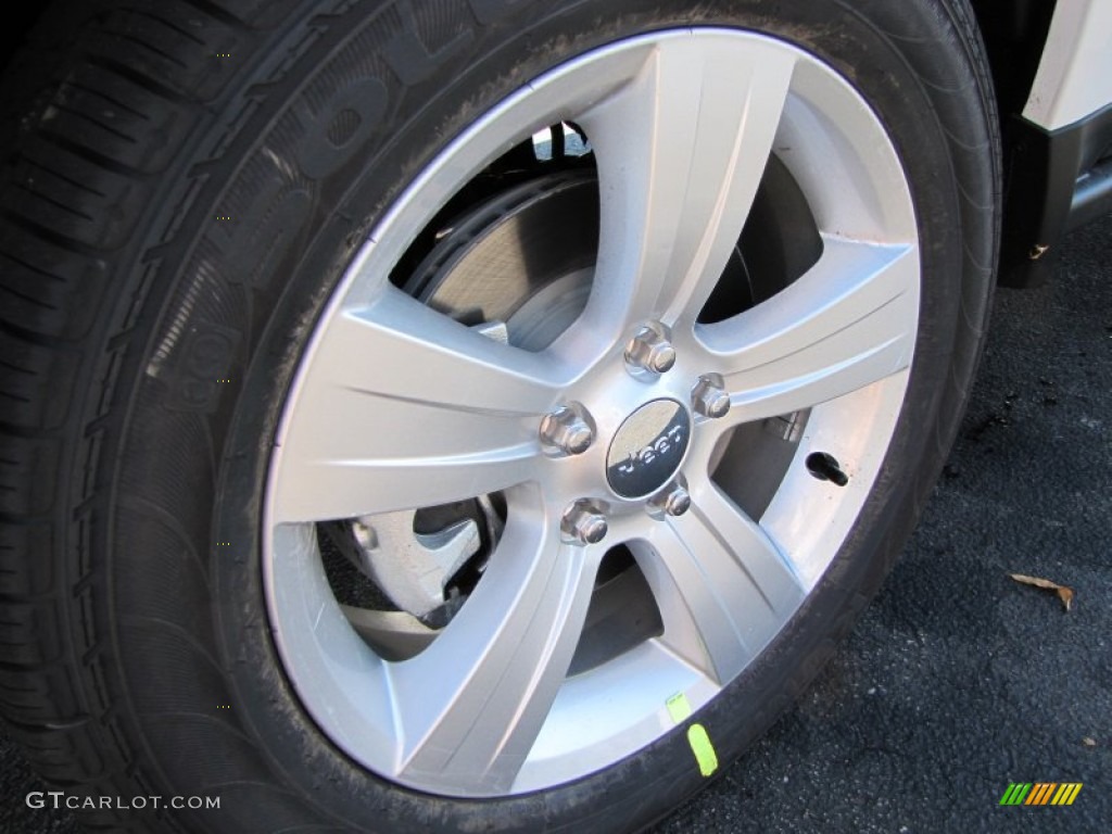 2014 Compass Latitude - Bright White / Dark Slate Gray photo #5