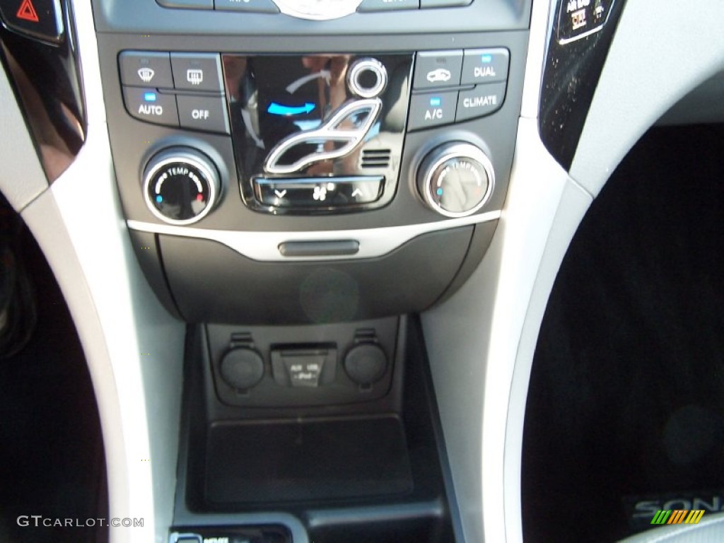 2013 Hyundai Sonata SE 2.0T Controls Photos