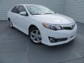 2014 Super White Toyota Camry SE  photo #2