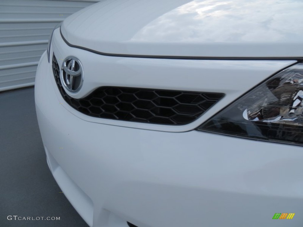 2014 Camry SE - Super White / Black/Ash photo #11