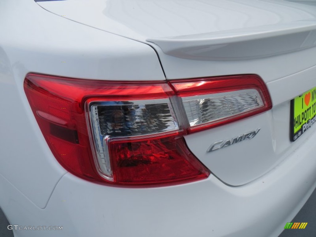 2014 Camry SE - Super White / Black/Ash photo #13