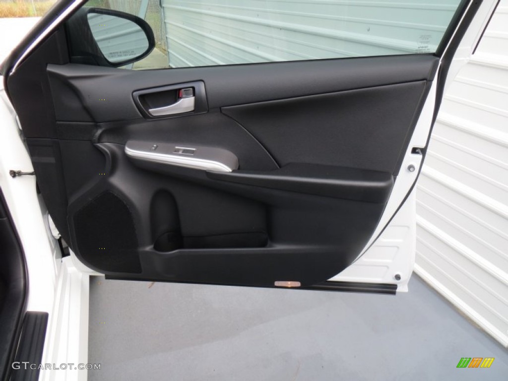 2014 Camry SE - Super White / Black/Ash photo #17